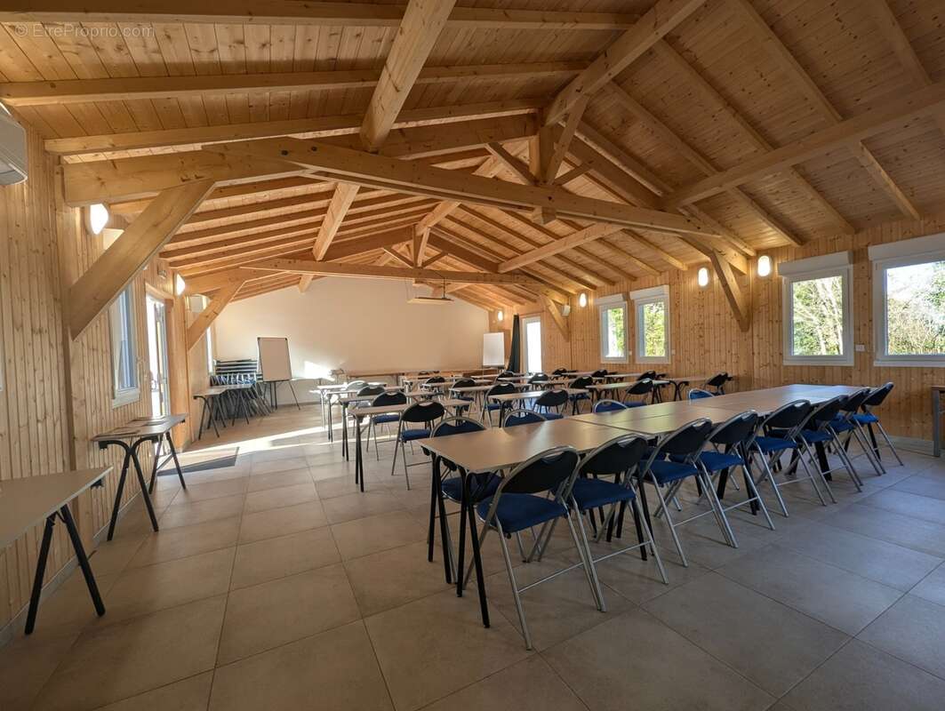 Bâtiment récent avec grande salle de réunion et bureaux - photo 7