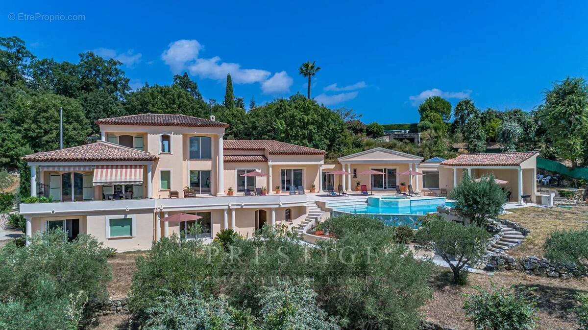 Maison à CHATEAUNEUF-GRASSE