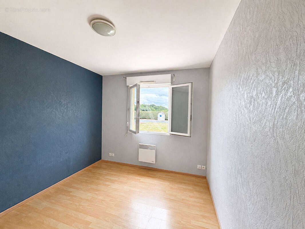 Vivy - Maison de plain-pied 113 m² - 5 chambres - Jardin et garage - photo 6