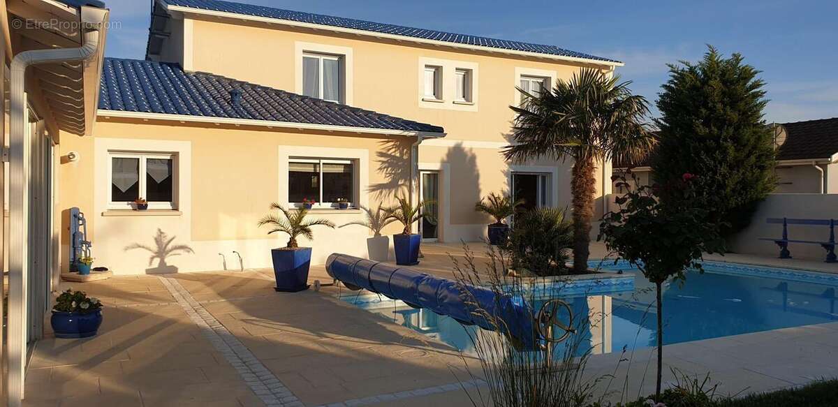 Elégante villa familiale avec piscine chauffée et garage triple - photo 5