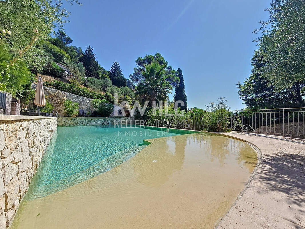 Maison 250 m² à Eze  - photo 6