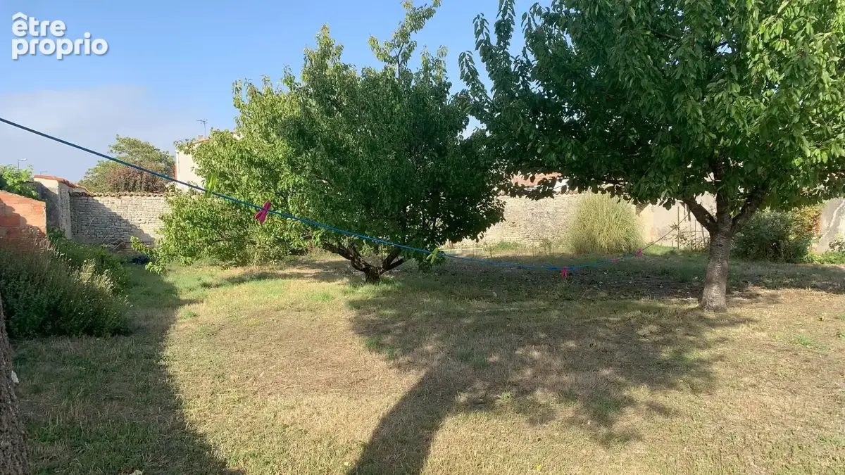 Terrain constructible de 651 m²  Bourgneuf avec Garage - photo 2