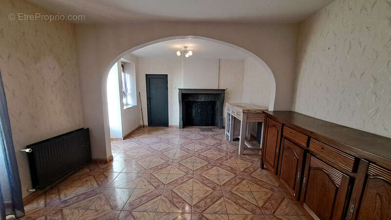 Maison à COMBEAUFONTAINE