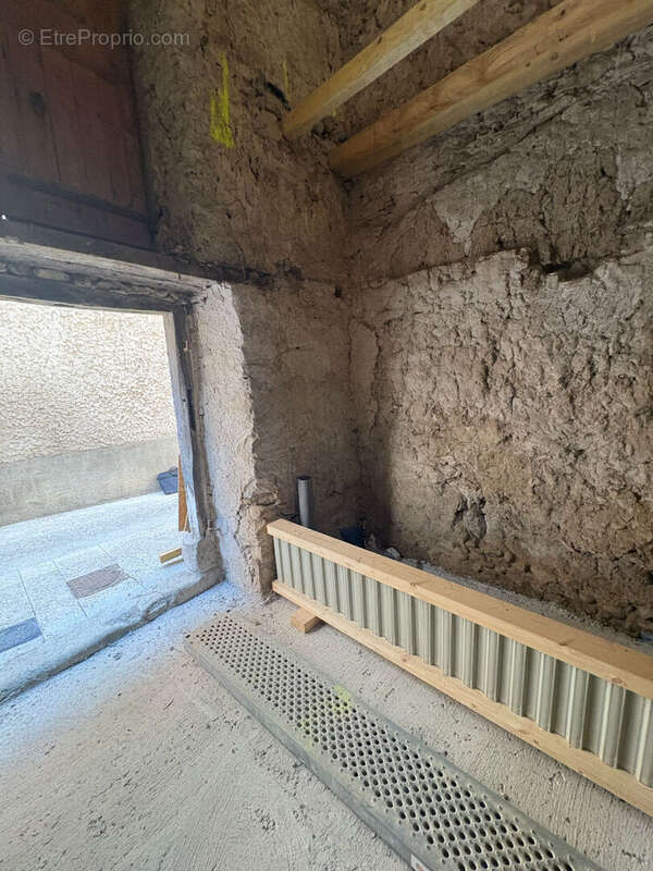 Remise à rénover 82 m² sur deux niveaux fort potentiel d'aménagement - photo 4