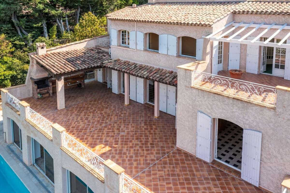 À vendre – Spacieuse villa familiale avec piscine à Saint-Paul de Vence - photo 11