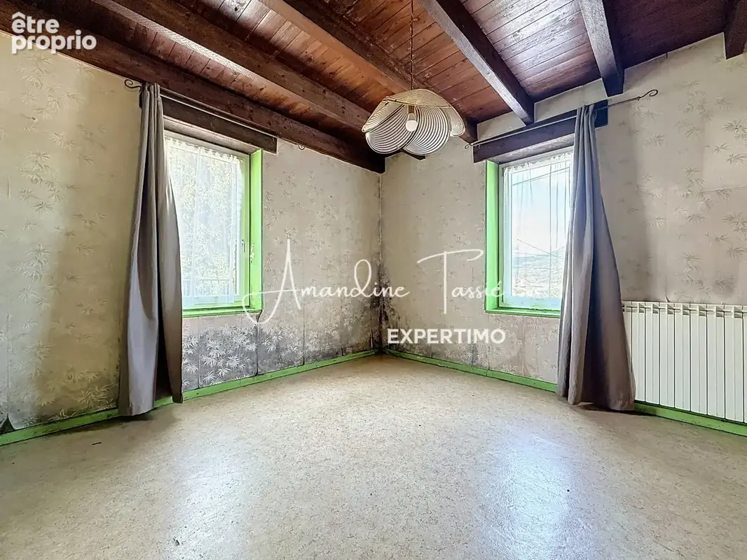 Au calme sur les hauteurs, une maison à rénover avec terrain constructible. - photo 7
