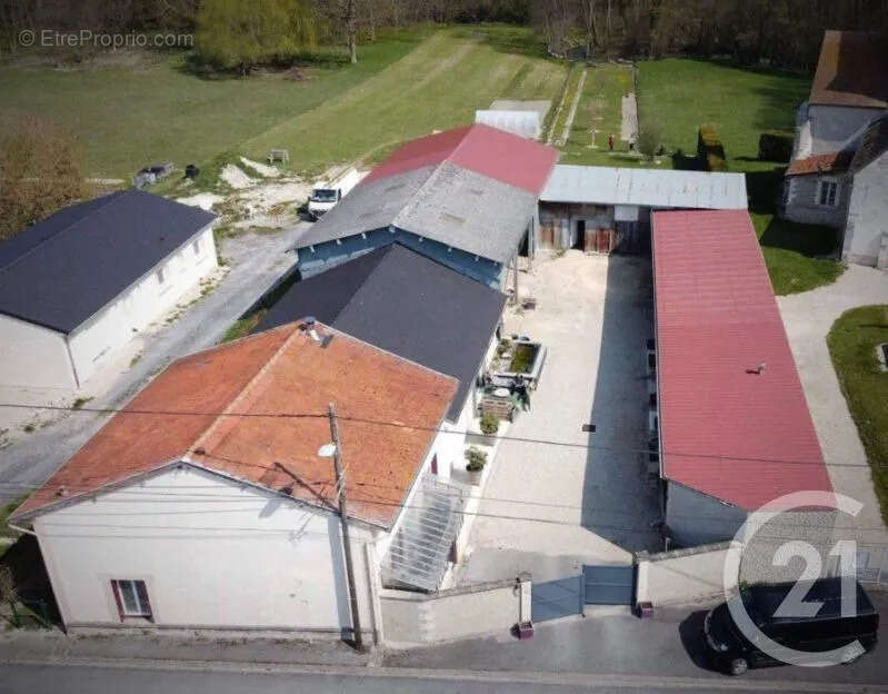 Maison à SAINT-QUENTIN-SUR-COOLE