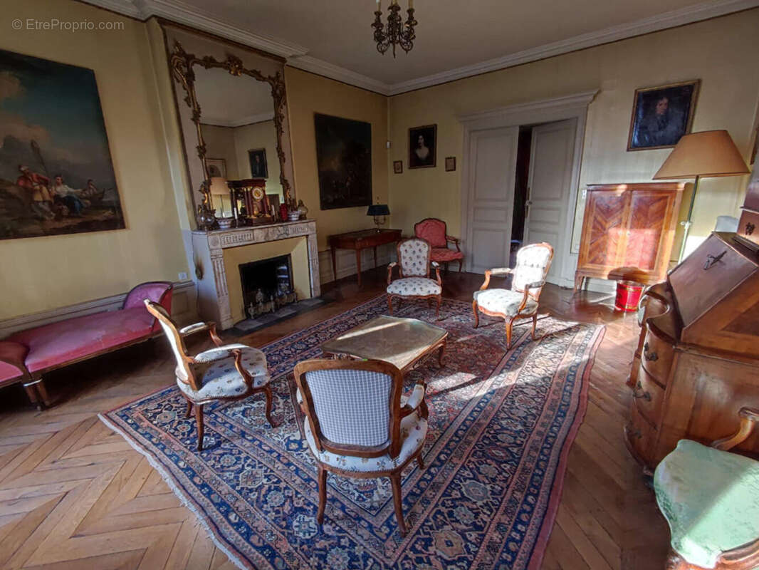 Maison à VIC-LE-COMTE