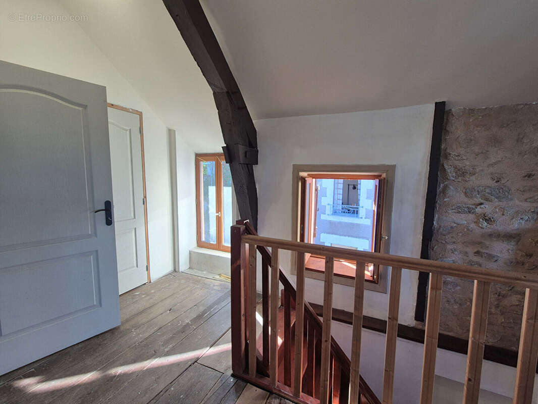 CORRÈZE. TREIGNAC. Maison en pierre avec 2 chambres. Vue imprenable. - photo 9