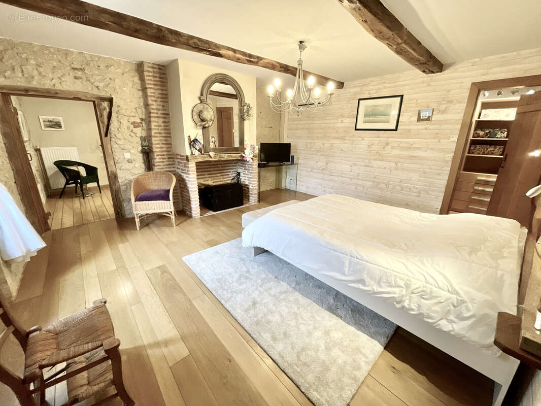 Maison à VIC-FEZENSAC