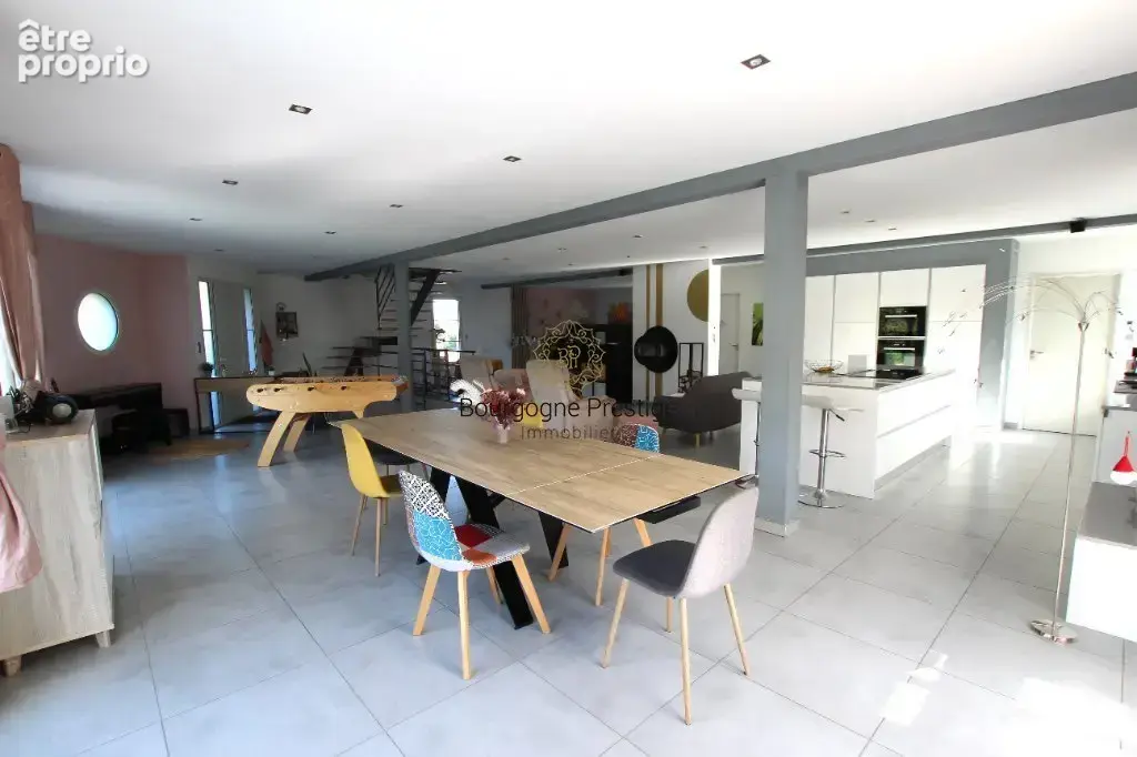 Maison individuelle et familiale a ossature bois de 223 m² -  centre ville macon- cinq chambres - piscine - terrasse - garage - photo 5