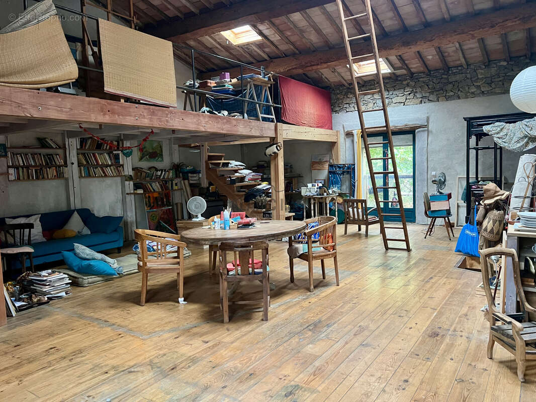 Ancienne remise aménagée type loft à fort potentiel - photo 3