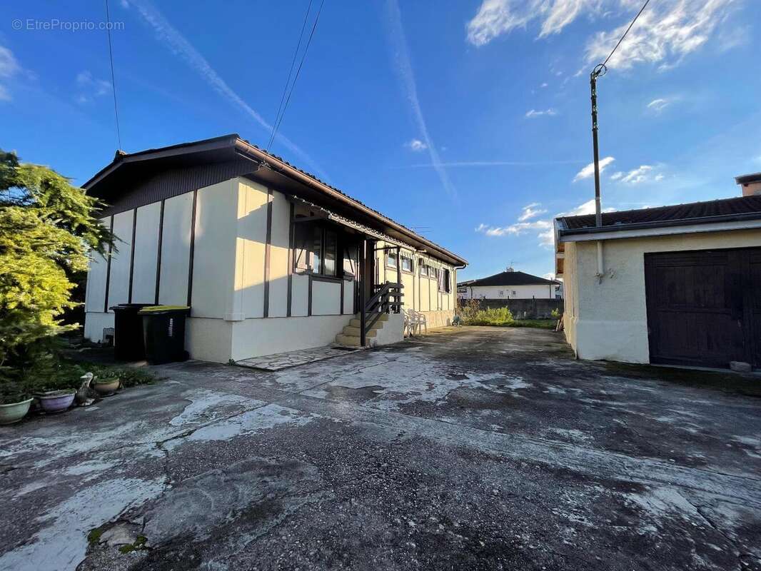   - Maison à VAULX-EN-VELIN