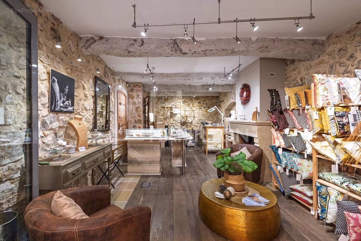 Commerce à VALBONNE