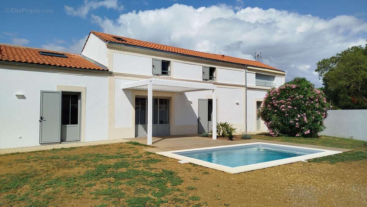 Maison à SAINT-LAURENT-DE-LA-PREE