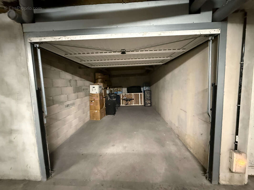 GARAGE fermé à vendre sur Marseille 13ème, limite Allauch dans une résidence  fermée et sécurisée - photo 2