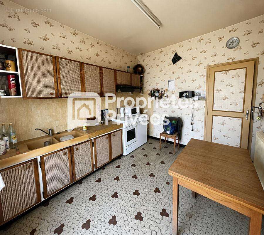 Maison de 205 m² avec logement indépendant et potentiel professionnel ? Centre de Bazas - photo 3