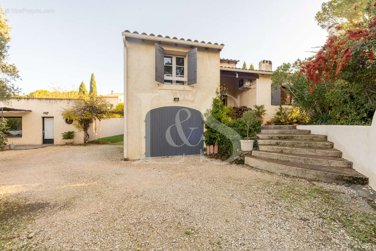 Maison à L'ISLE-SUR-LA-SORGUE