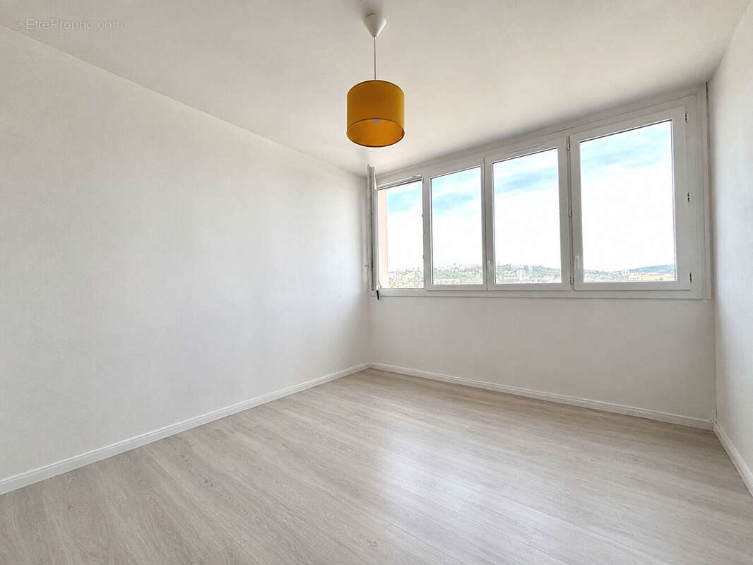 Lumineux T3 avec garage, balcon et vue dégagée - La Terrasse - photo 6