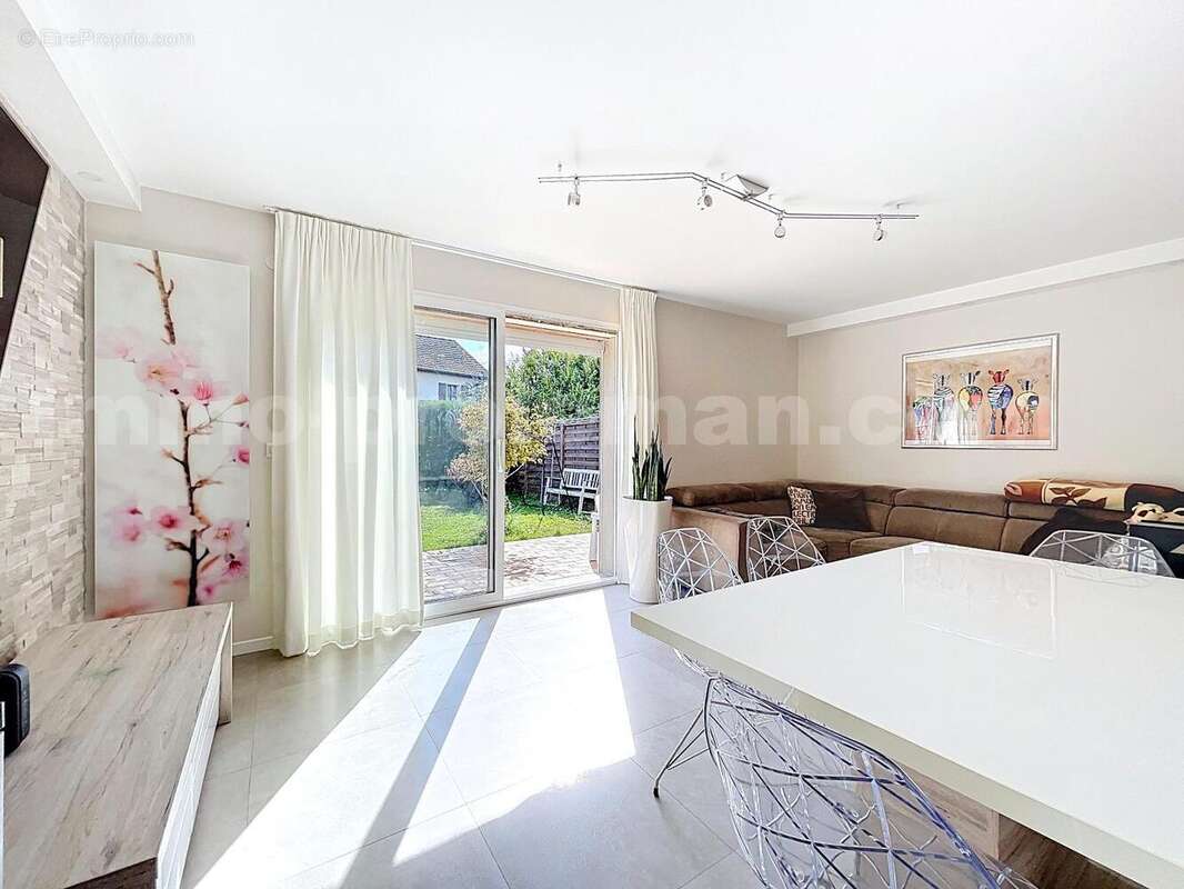 Maison_individuelle_terrain_cuisine_séparée_Vétraz_Monthoux_proche_commerces_bus_tram_ceva_gare_frontieres_suisse_genève_exterieur_salon_séjour_ - Maison à VETRAZ-MONTHOUX