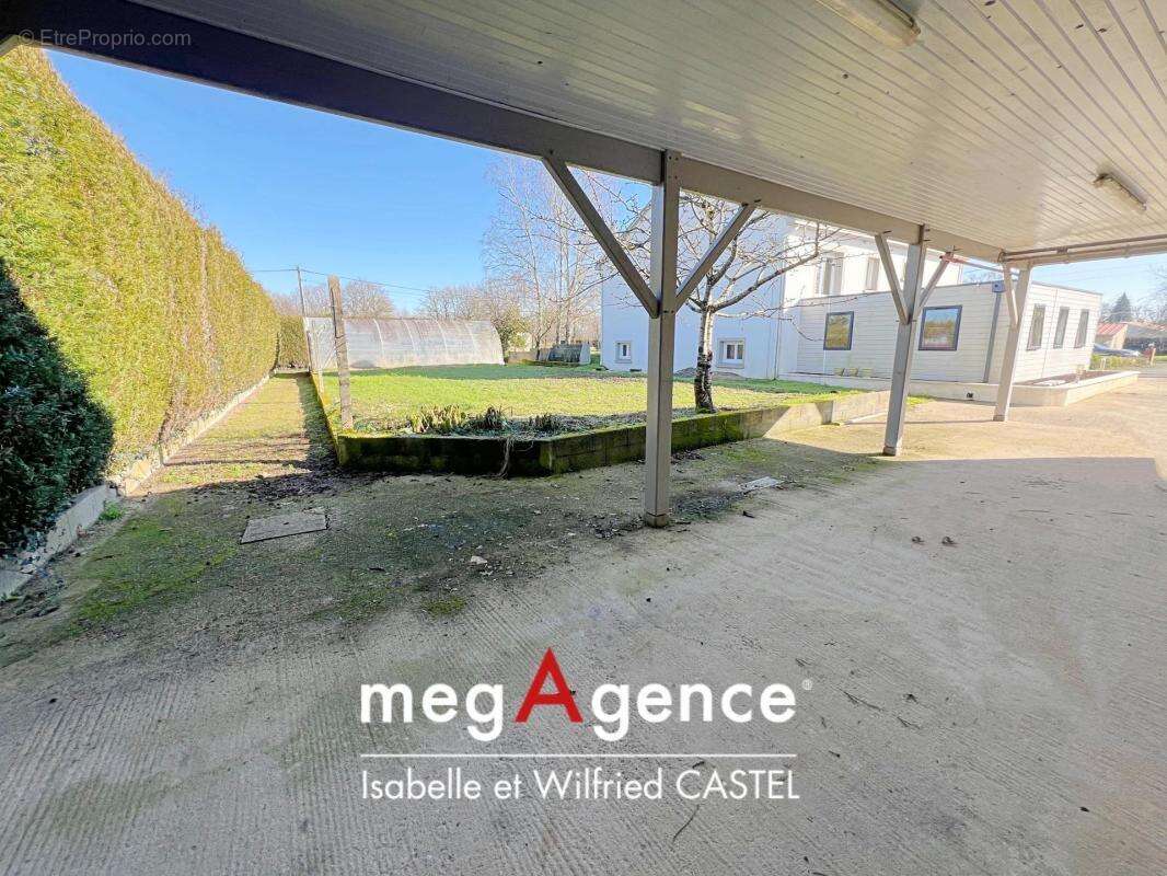 Terrain à SAINTE-FLAIVE-DES-LOUPS