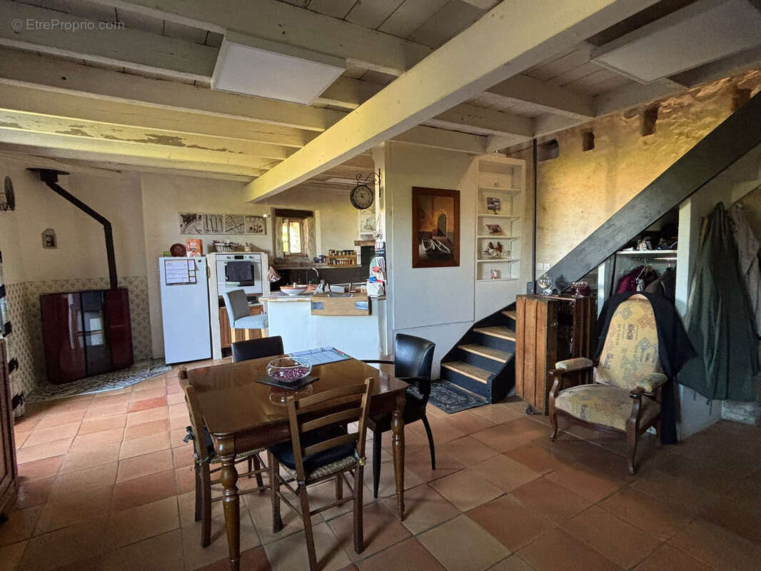 Charmante maison en pierre de 115 m2 avec grange, carport et jardin clos ! - photo 6
