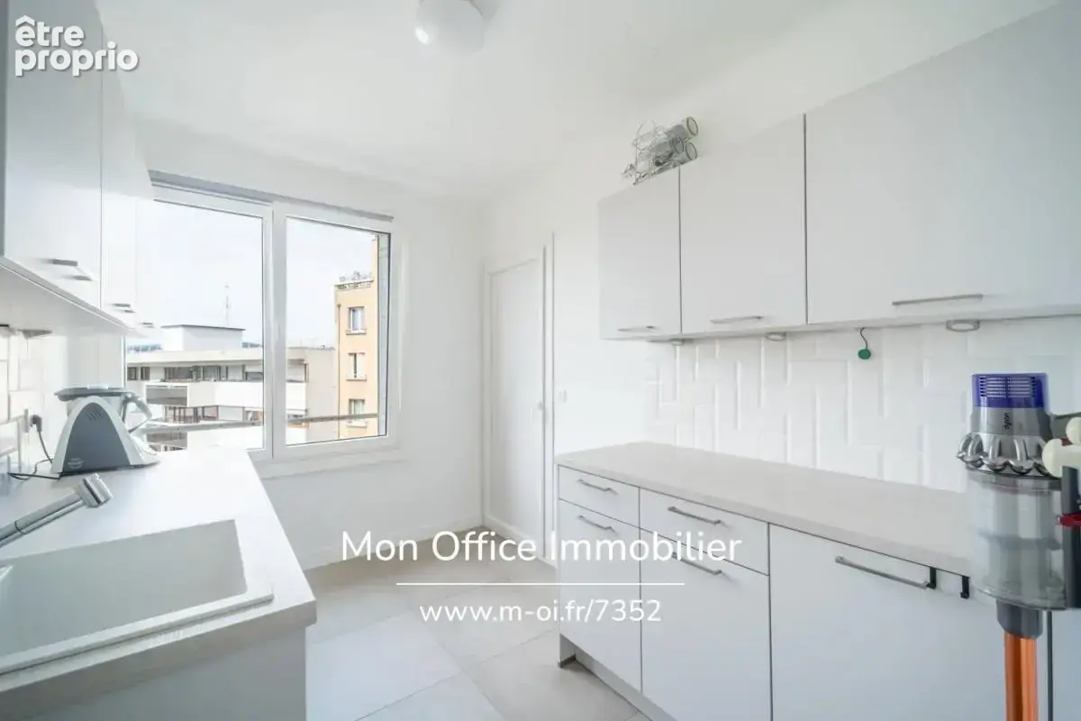 Référence : 7352-TCA. - Appartement 4 pièces traversant avec vue montagnes, balcon, buanderie, cave et garage en option (Annecy  - photo 10