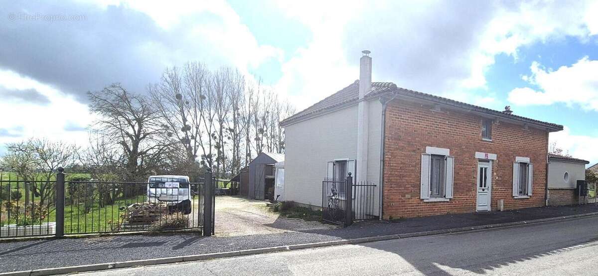 Maison à GIFFAUMONT-CHAMPAUBERT