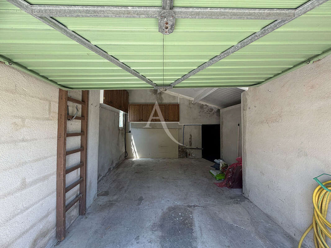 Les Camoins Marseille 13011- Maison de type 6 avec terrasse, terrain arboré avec garage, caves et dépendance - photo 18