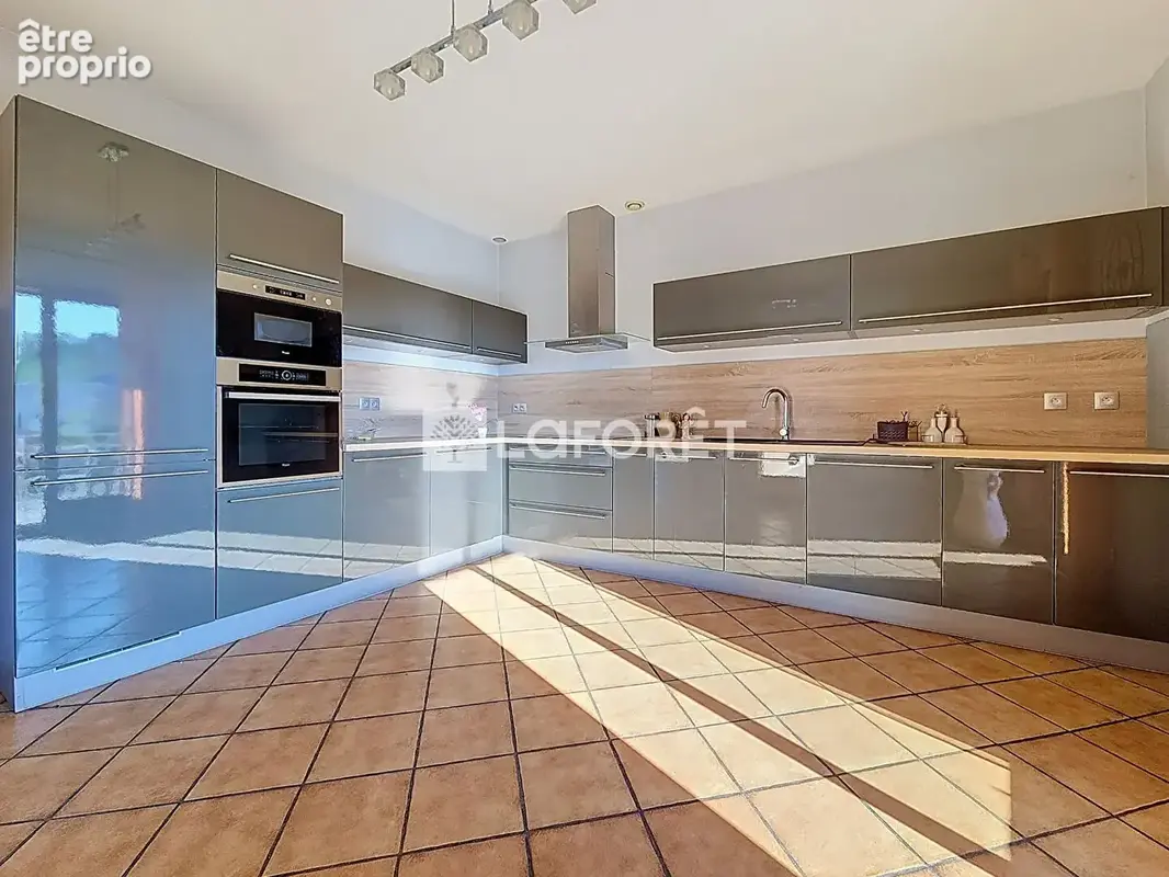 Maison familiale avec piscine, beaux volumes et espace indépendant - photo 8