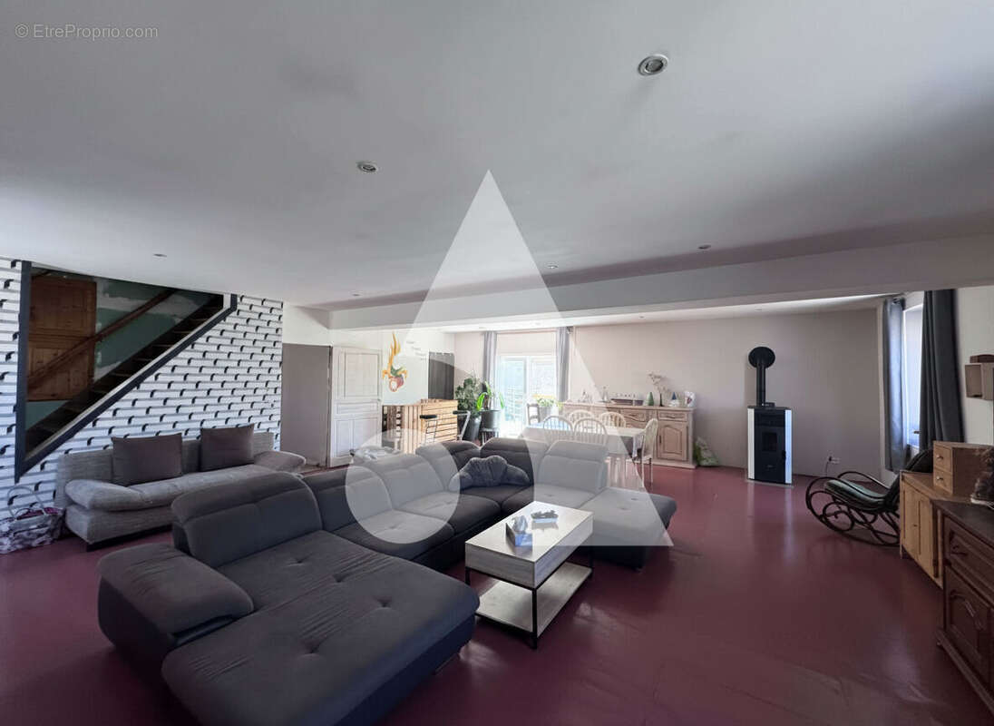 Maison avec volumes généreux et fort potentiel - Chermisey - photo 4