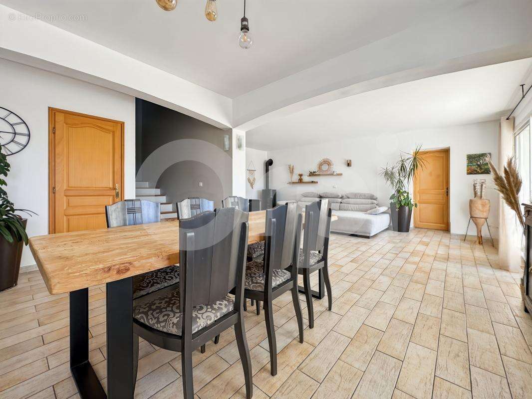 Maison à LE REVEST-LES-EAUX