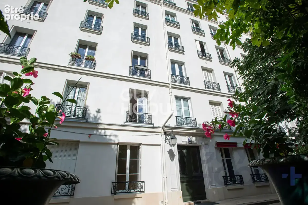 RARE - Appartement 4 Pièces de 70 m2 Aux Abbesses - Vue sur Paris - photo 12