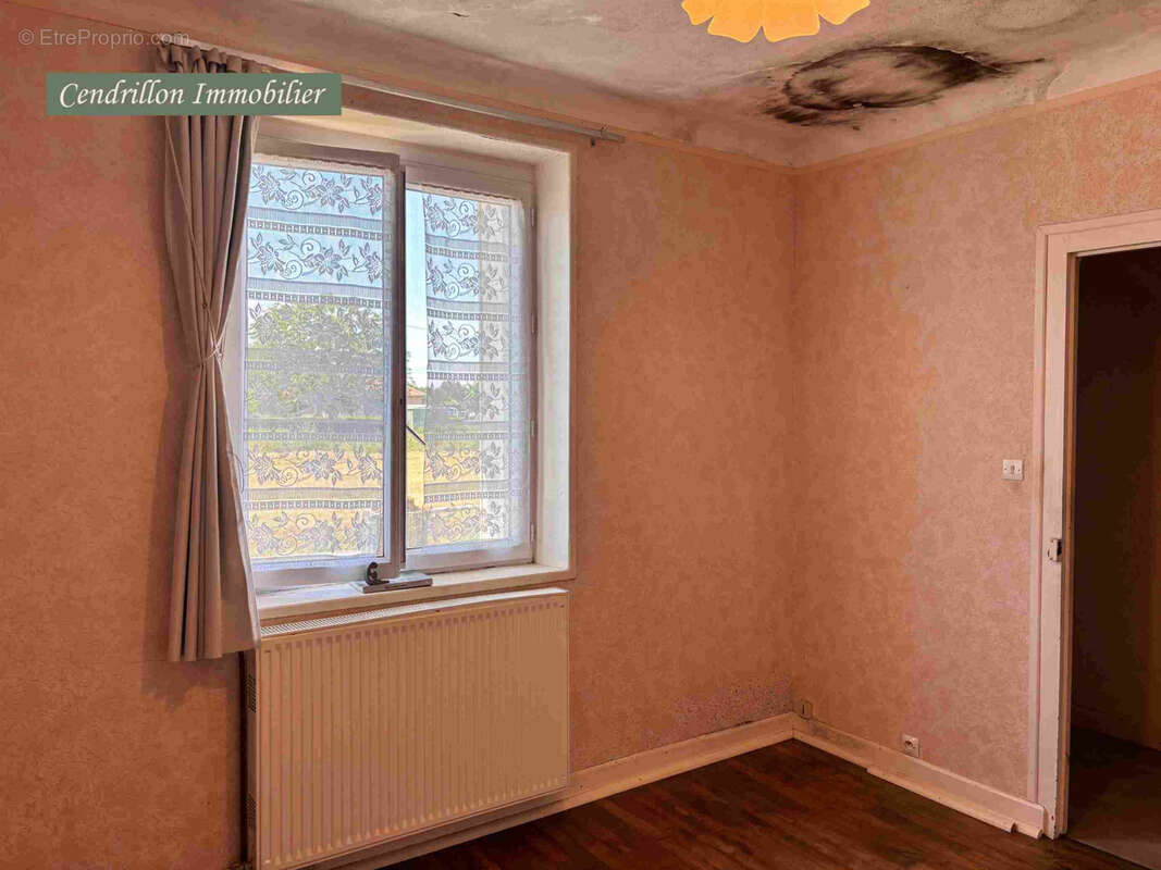 Tout petit prix ! Maison indépendante à rénover offrant un jardin, une dépendance et un emplacement privilégié - photo 12