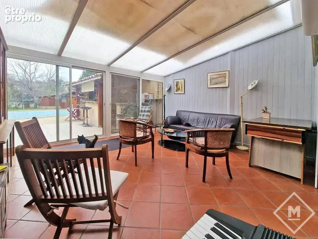 Maison familiale de 282 m² avec piscine, dépendances et fort potentiel 13013 - photo 10