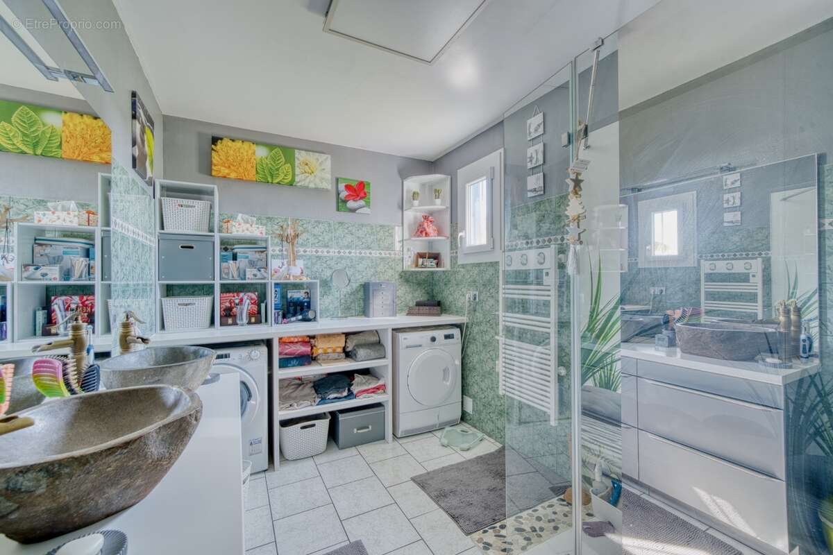 Maison de plain-pied de 135 m² à vendre - 4 chambres - 1 bureau - 7 pièces TONNAY CHARENTE (17) - photo 22