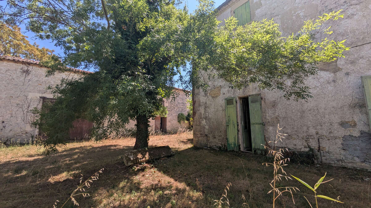 Maison à renover - 3 chambres - granzay gript - photo 2
