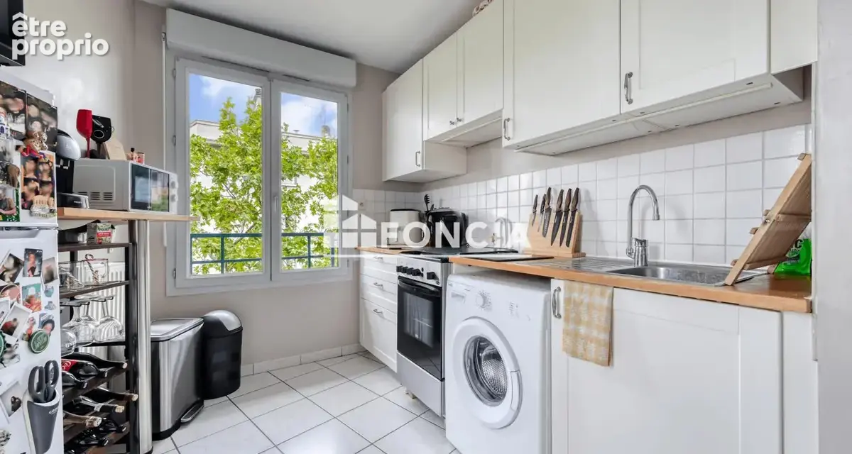 VILLEURBANNE - PLACE MARENGO (Limite Lyon 3e) – T3 de 64 m² en Étage Élevé avec Balcon, Parking & Cave - photo 4