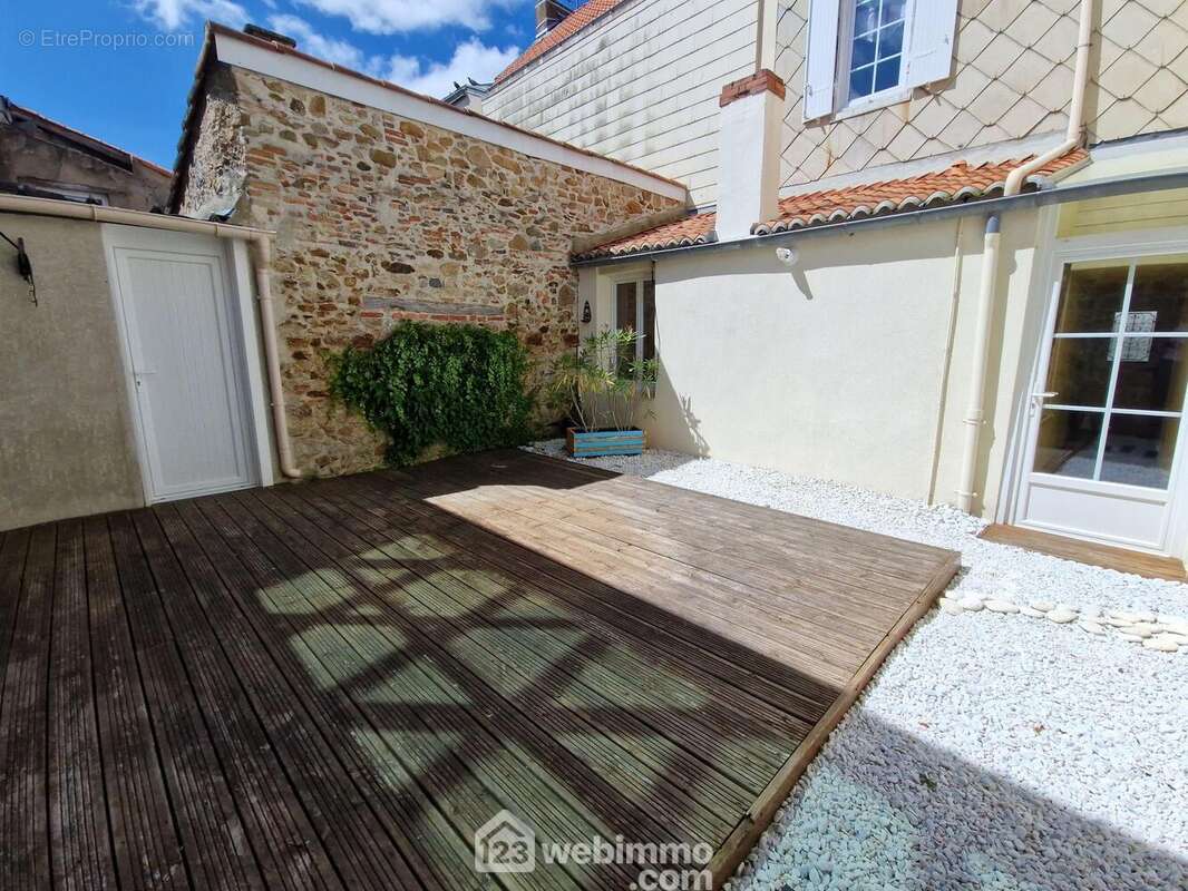 Autre angle de vue (porte du cabanon à gauche) - Maison à LA ROCHE-SUR-YON