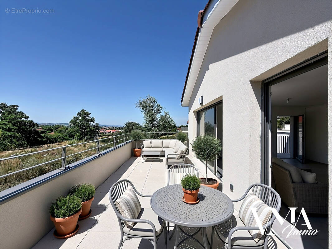 Appartement à LA TOUR-DE-SALVAGNY
