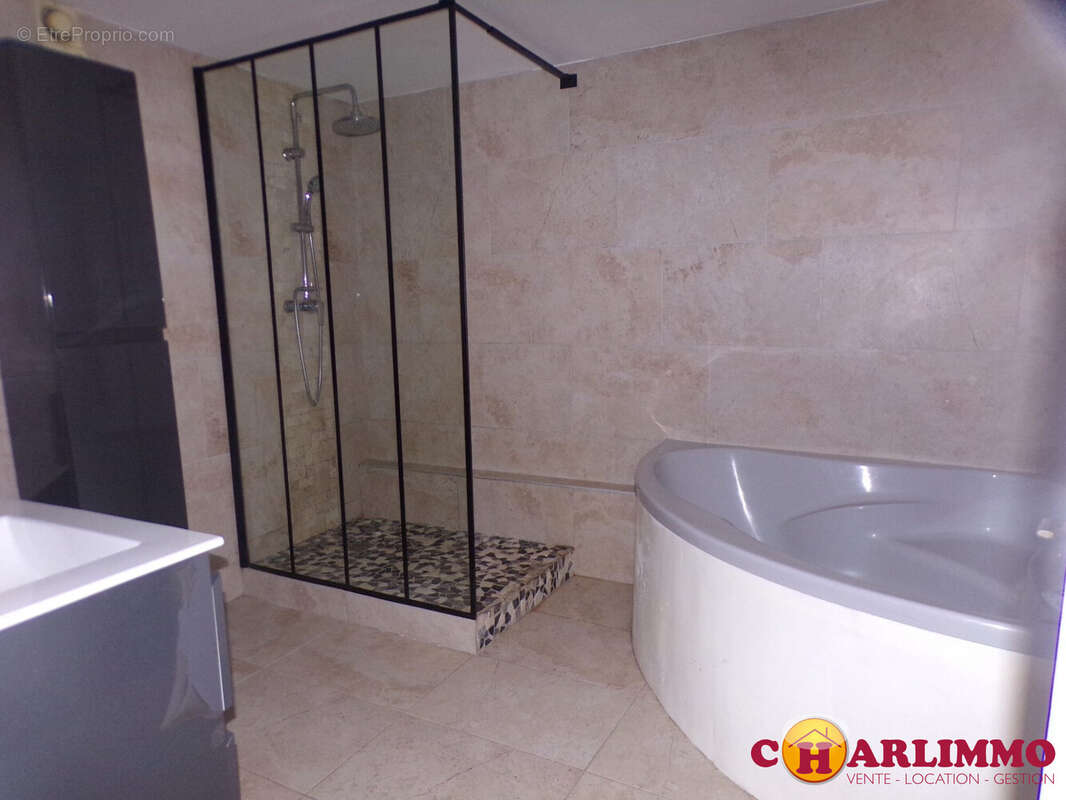 Maison 116 m² à Les Salles-Lavauguyon  - photo 6