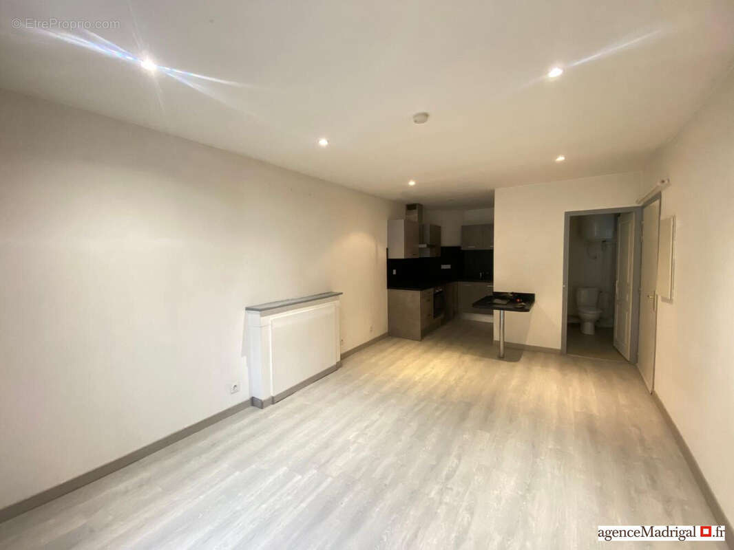Appartement 38 m² à Saint-Laurent-Du-Pont  - photo 3