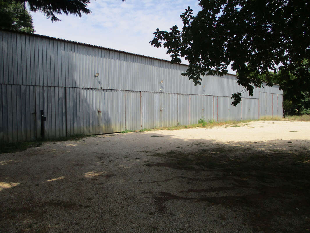 Parking à CEAUX-EN-COUHE