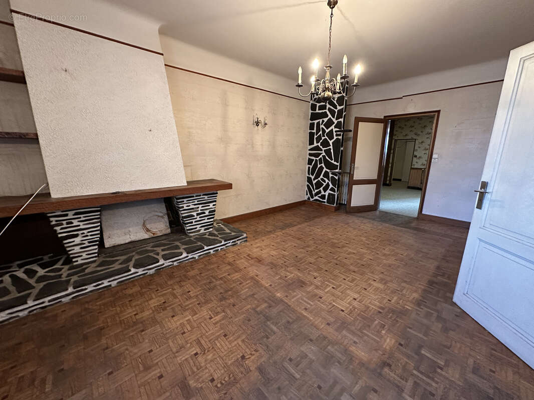 Maison à LA ROCHE-CHALAIS