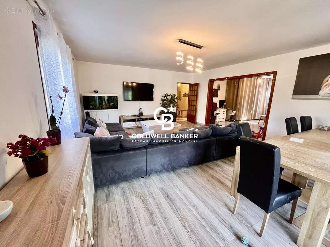 Maison de ville à vendre à Annemasse divisée en 2 appartements avec combles, sous-sol et fort potentiel locatif 74100 - photo 4