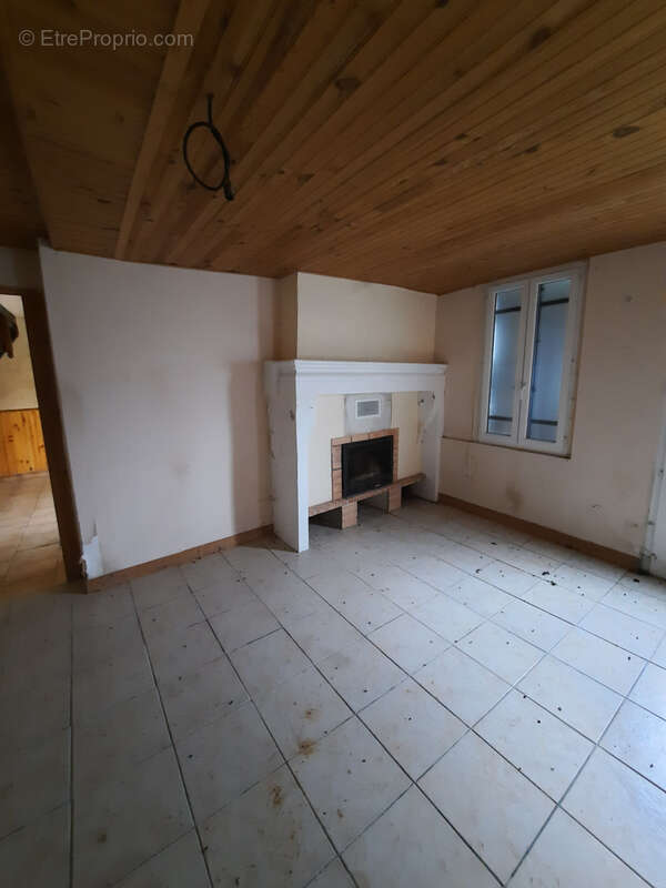 Maison à LA ROCHE-CHALAIS