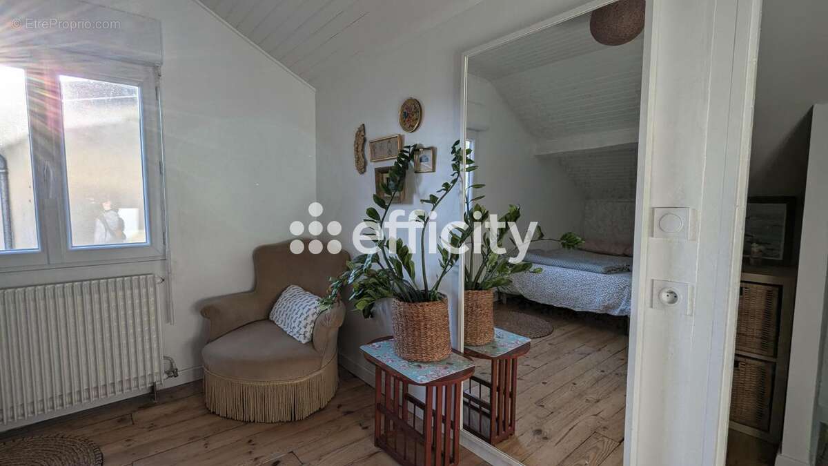 Maison à LA MONNERIE-LE-MONTEL