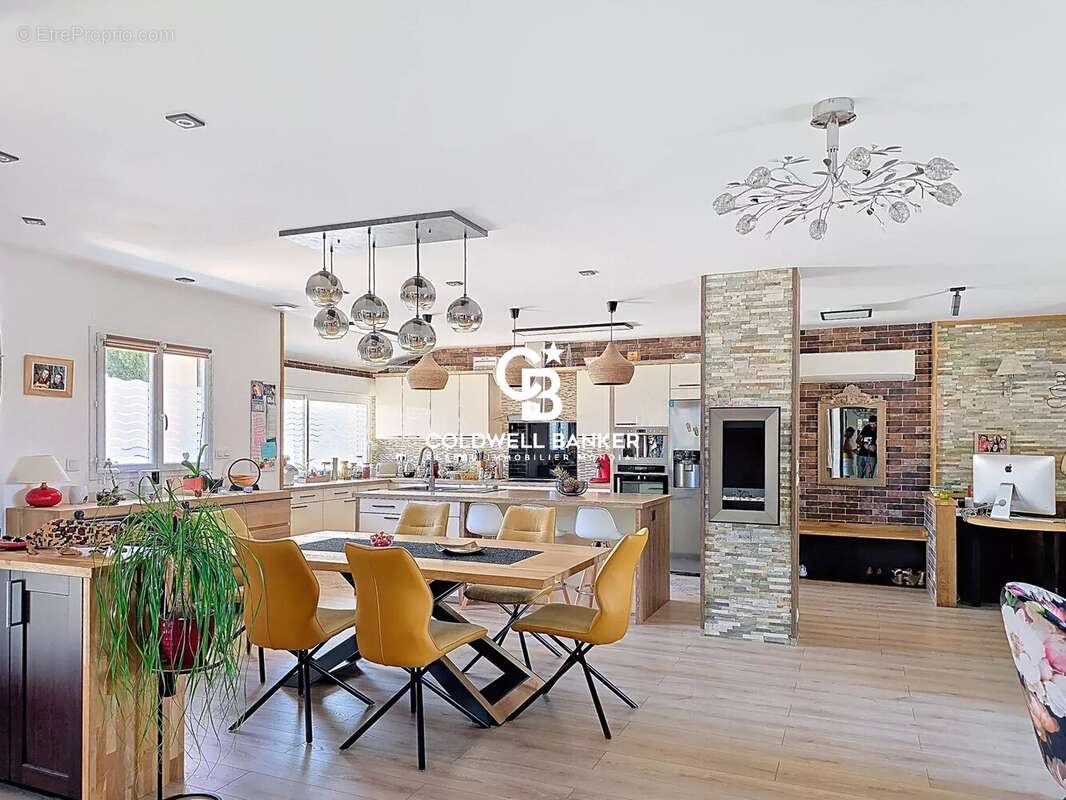 Maison à CHAMPAGNE-LES-MARAIS