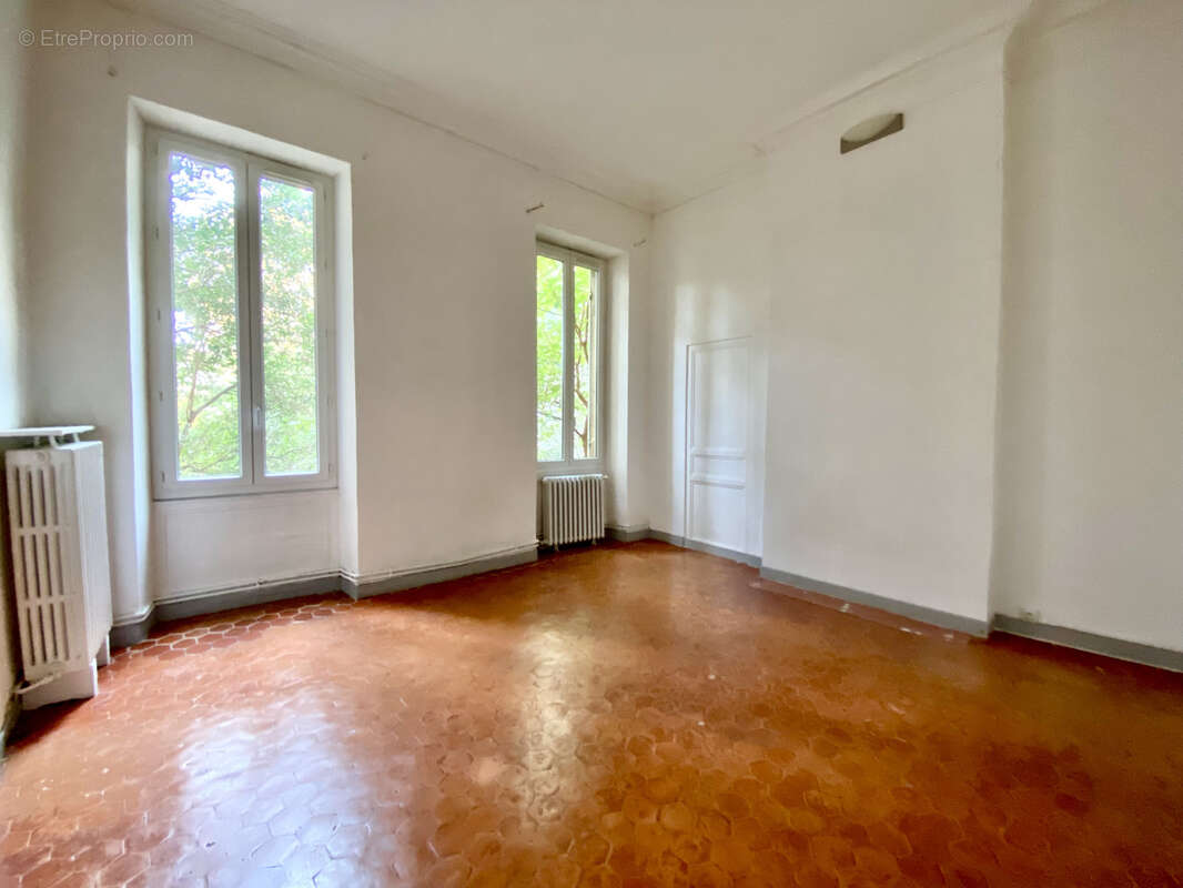 Commerce à MARSEILLE-1E