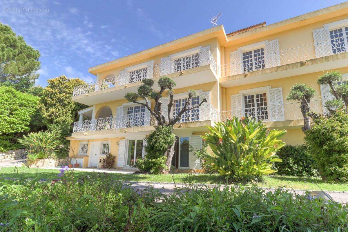 Superbe Maison de Maître avec Piscine et un Sublime Jardin Luxuriant !!! - photo 15